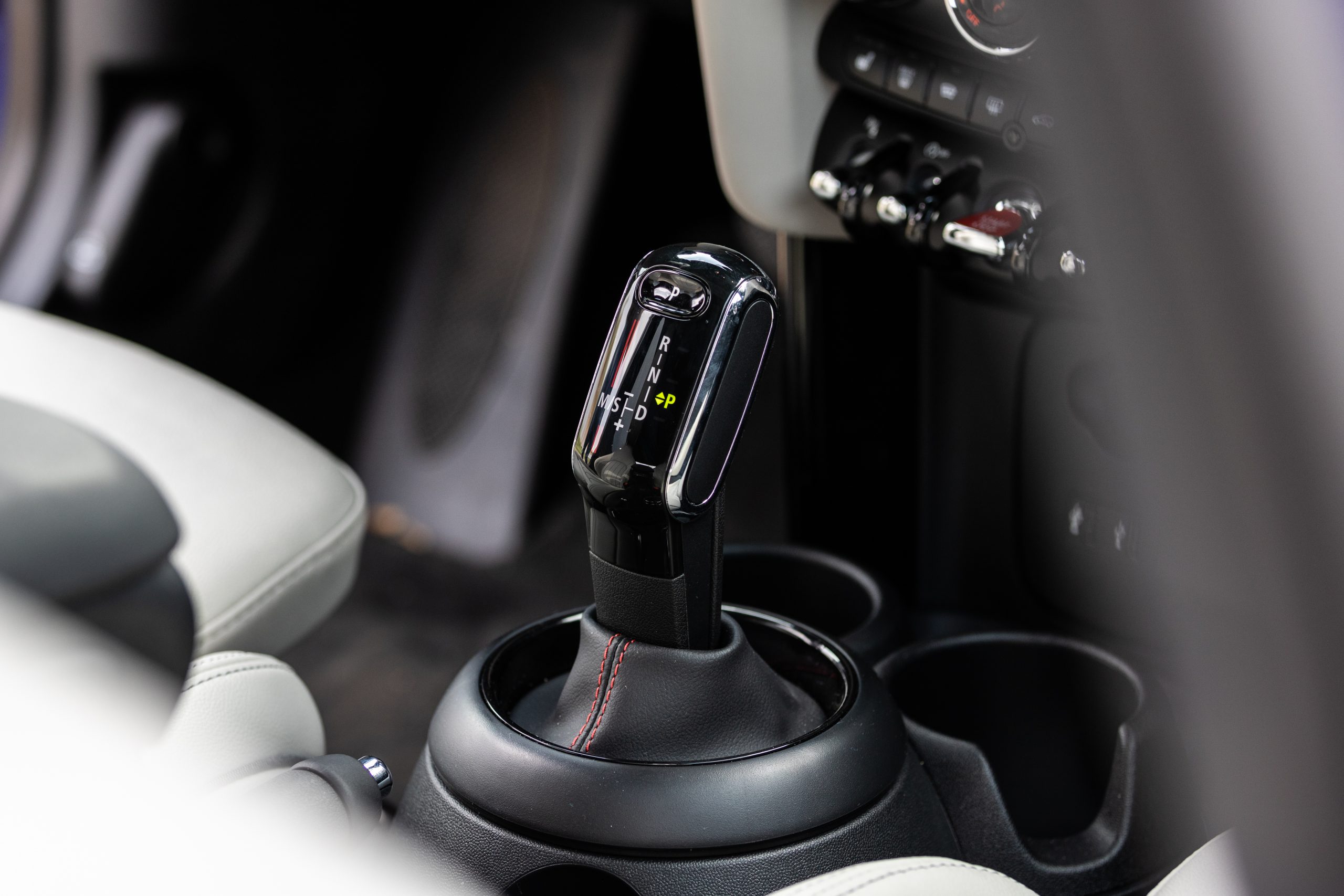 Automatik-Schalthebel im Mini Cooper – modernes Fahrzeug für Führerscheinausbildung in der Fahrschule-Peak Frankfurt Sachsenhausen.